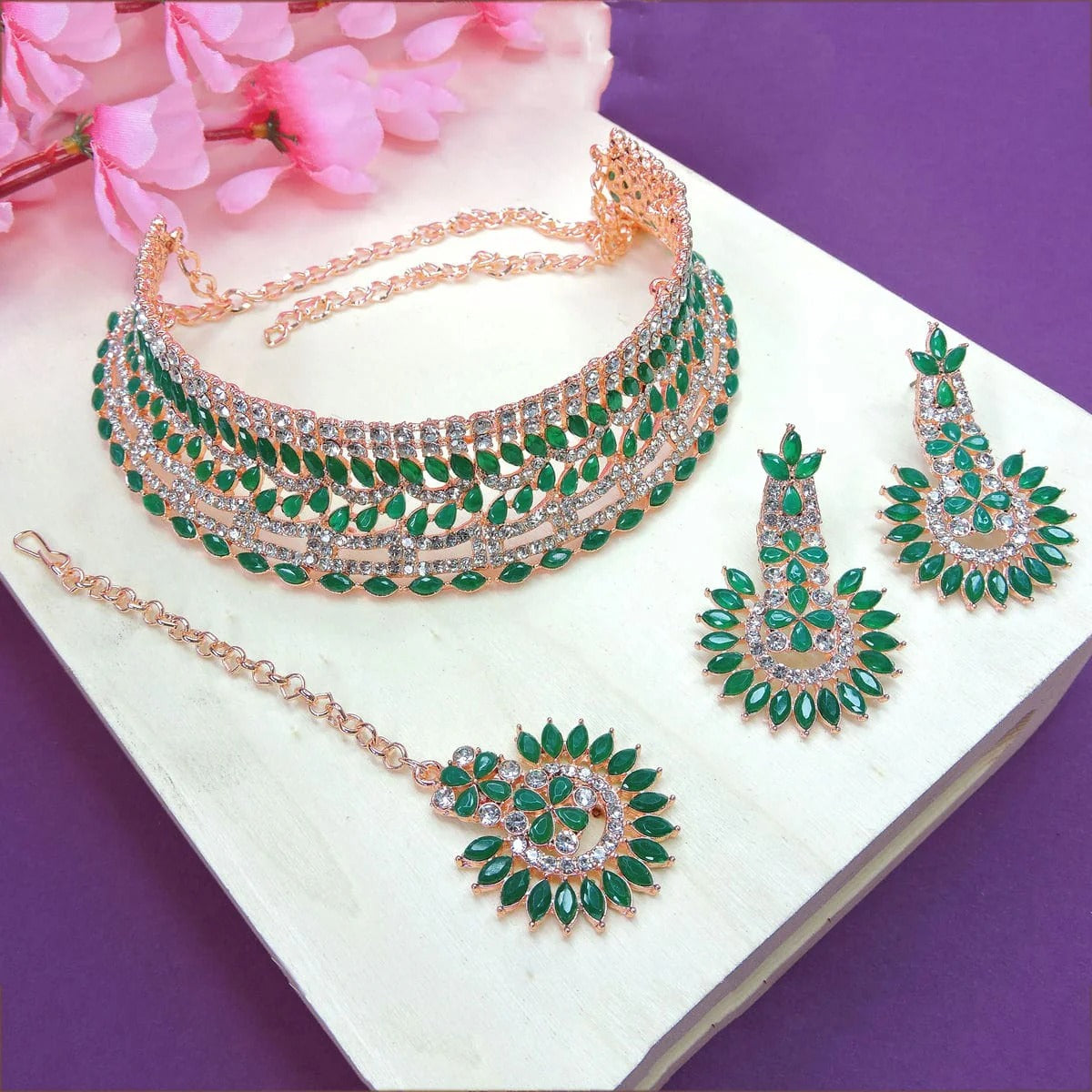 Alloy Choker Necklace Set In Green Colour NS1250003