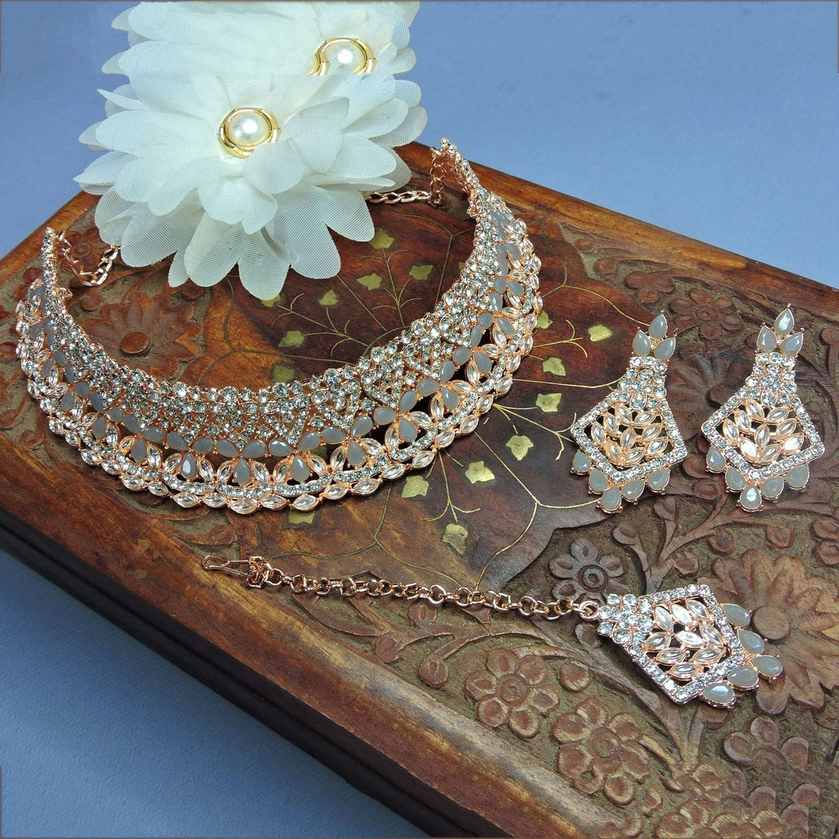 Alloy Choker Necklace Set In Grey Colour NS1250101