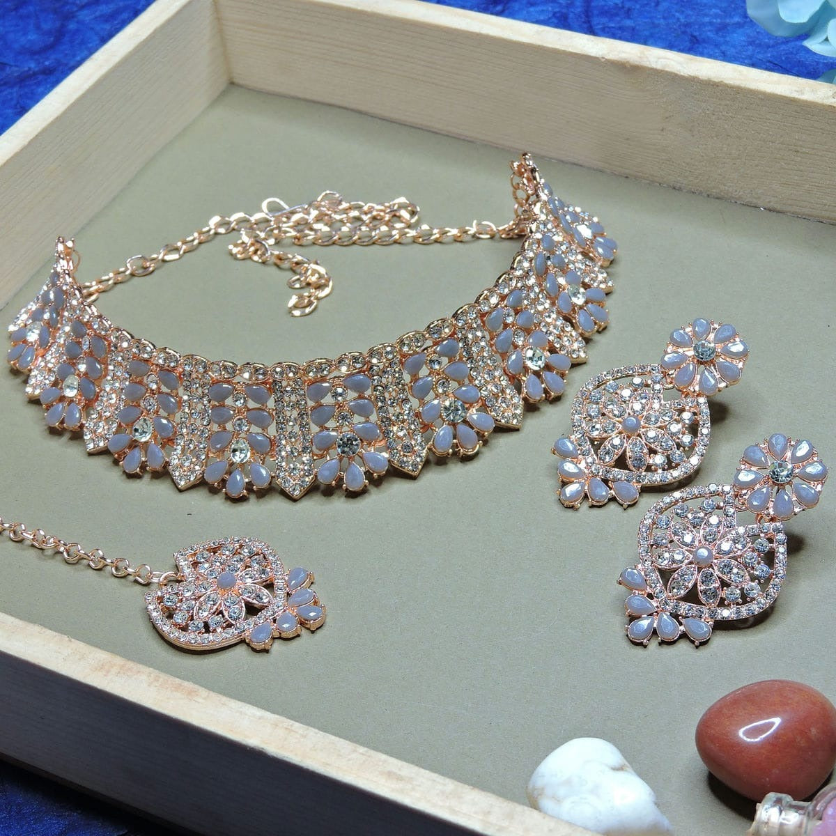 Alloy Choker Necklace Set In Grey Colour NS1250127