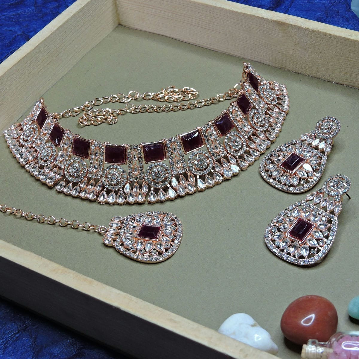 Alloy Choker Necklace Set In Maroon Colour NS1250077