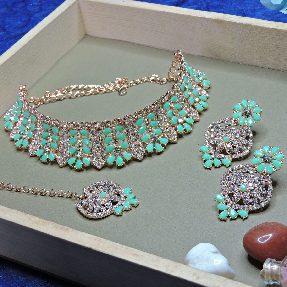 Alloy Choker Necklace Set In Sea Green Colour NS1250129