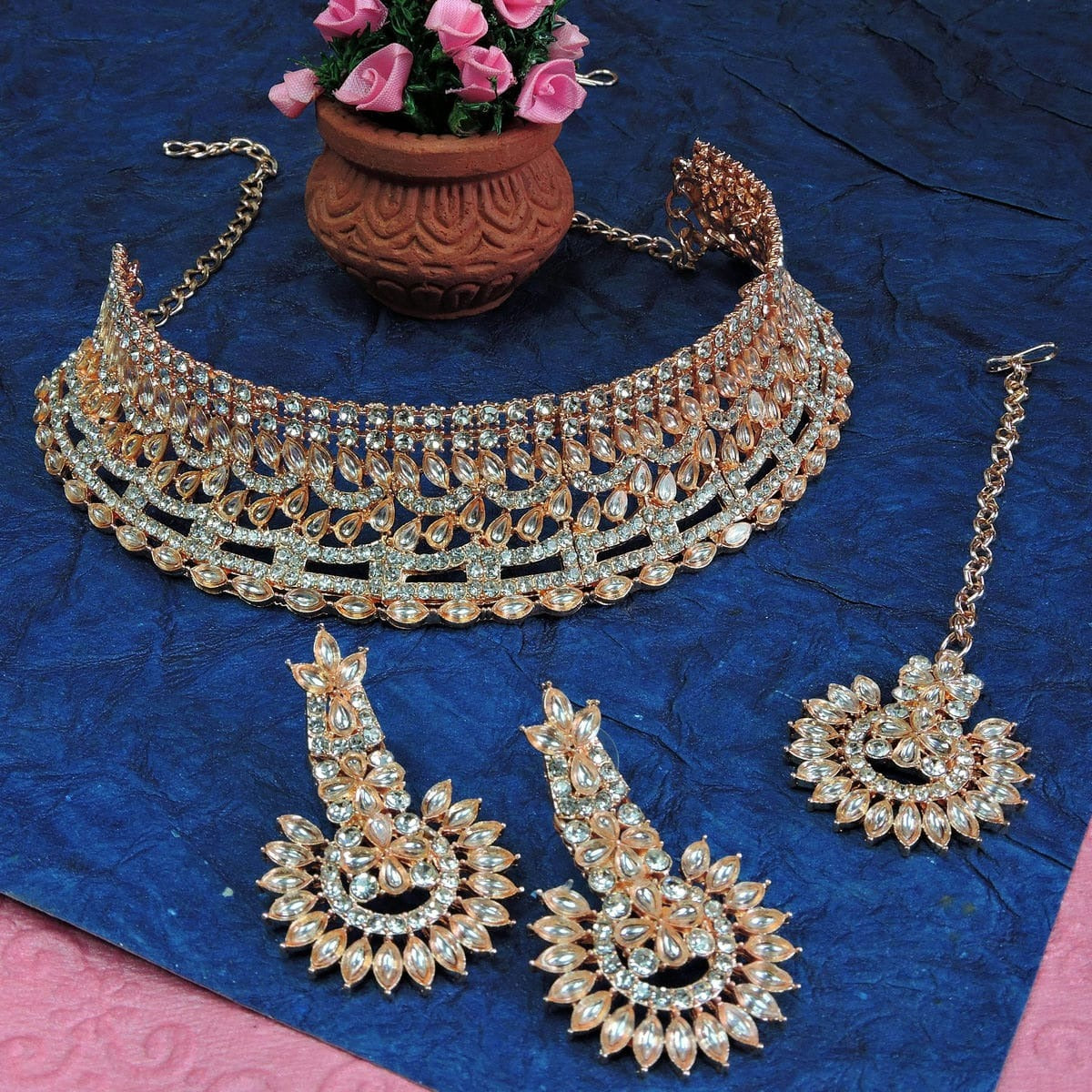 Alloy Choker Necklace Set In White Colour NS1250013
