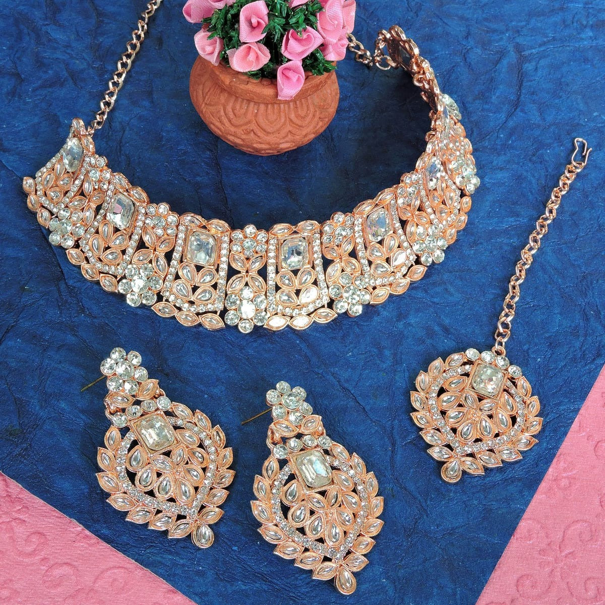 Alloy Choker Necklace Set In White Colour NS1250028