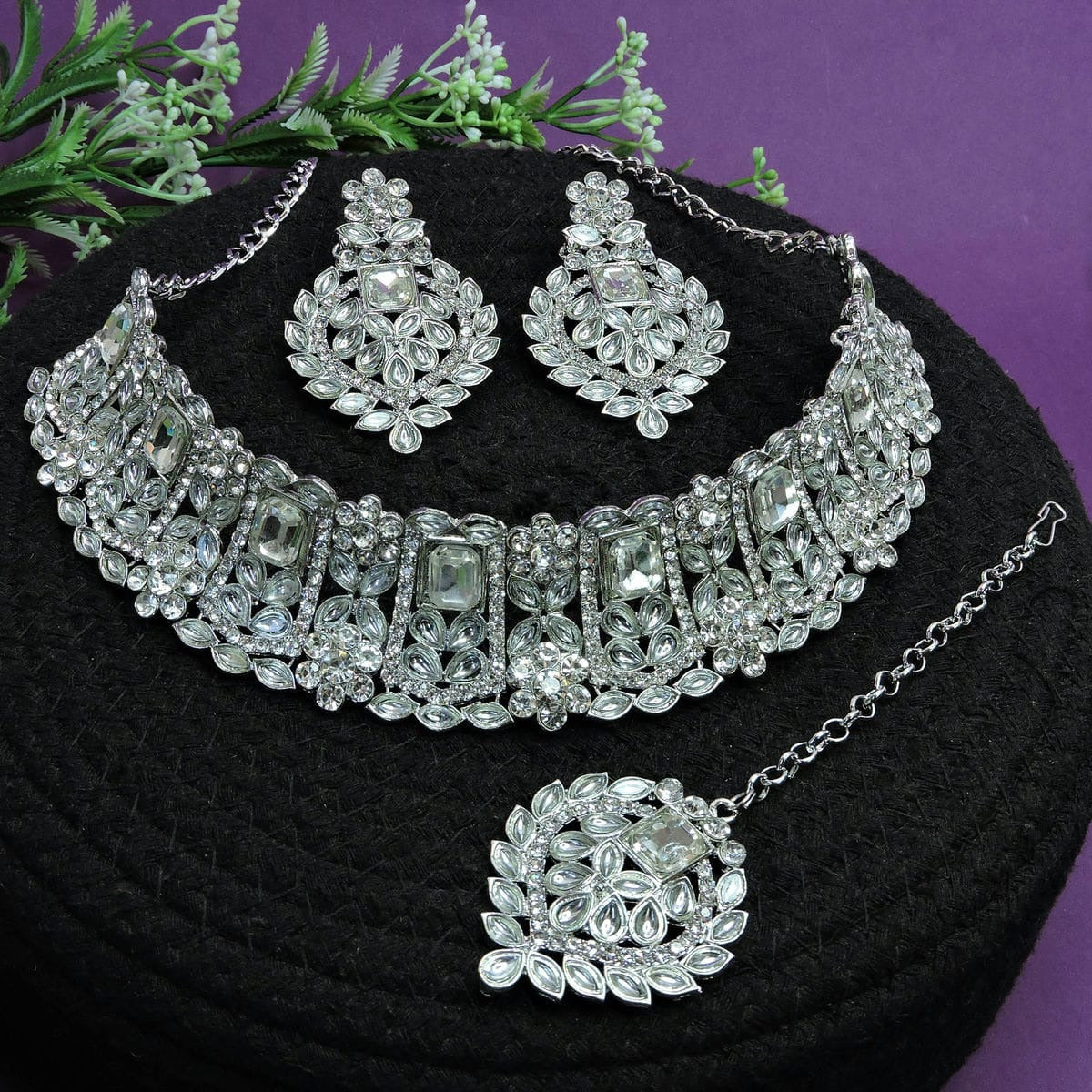 Alloy Choker Necklace Set In White Colour NS1250033