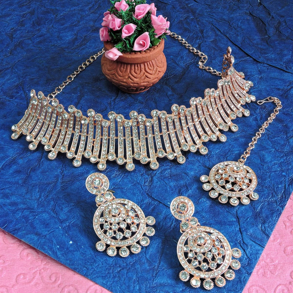 Alloy Choker Necklace Set In White Colour NS1250046