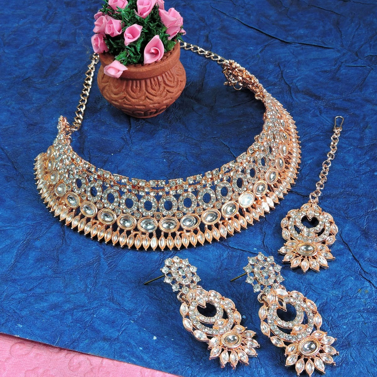 Alloy Choker Necklace Set In White Colour NS1250123