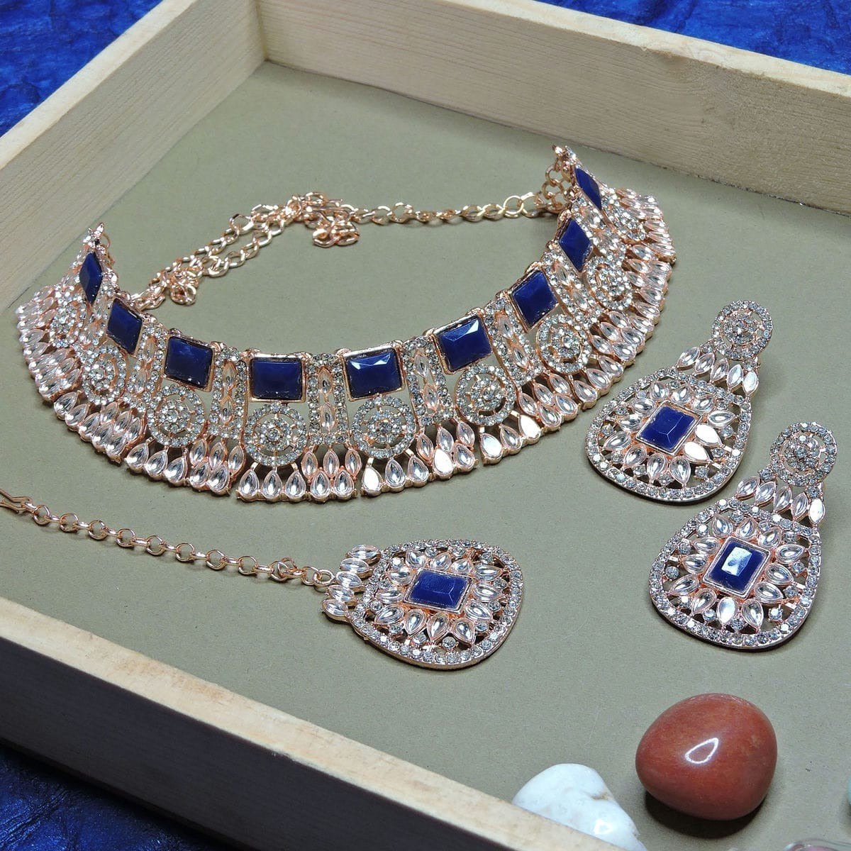 Alloy Choker Necklace Set In Blue Colour NS1250079