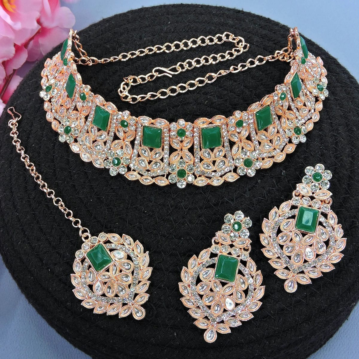 Alloy Choker Necklace Set In Green Colour NS1250018