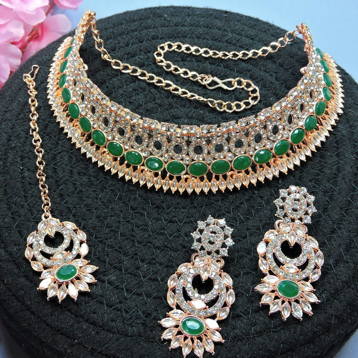 Alloy Choker Necklace Set In Green Colour NS1250113