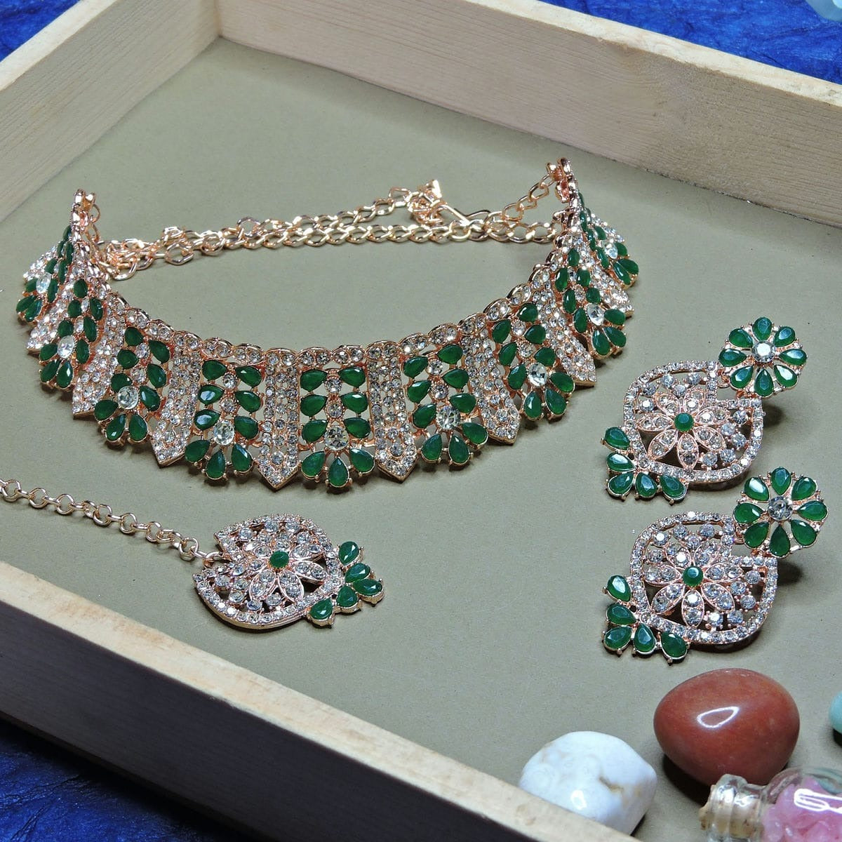 Alloy Choker Necklace Set In Green Colour NS1250126