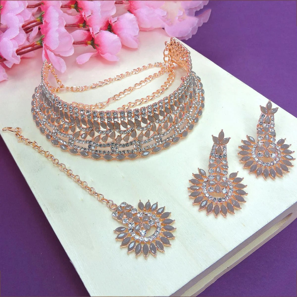 Alloy Choker Necklace Set In Grey Colour NS1250004