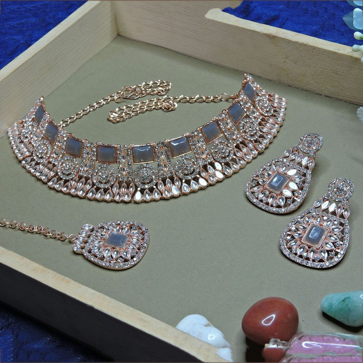 Alloy Choker Necklace Set In Grey Colour NS1250076