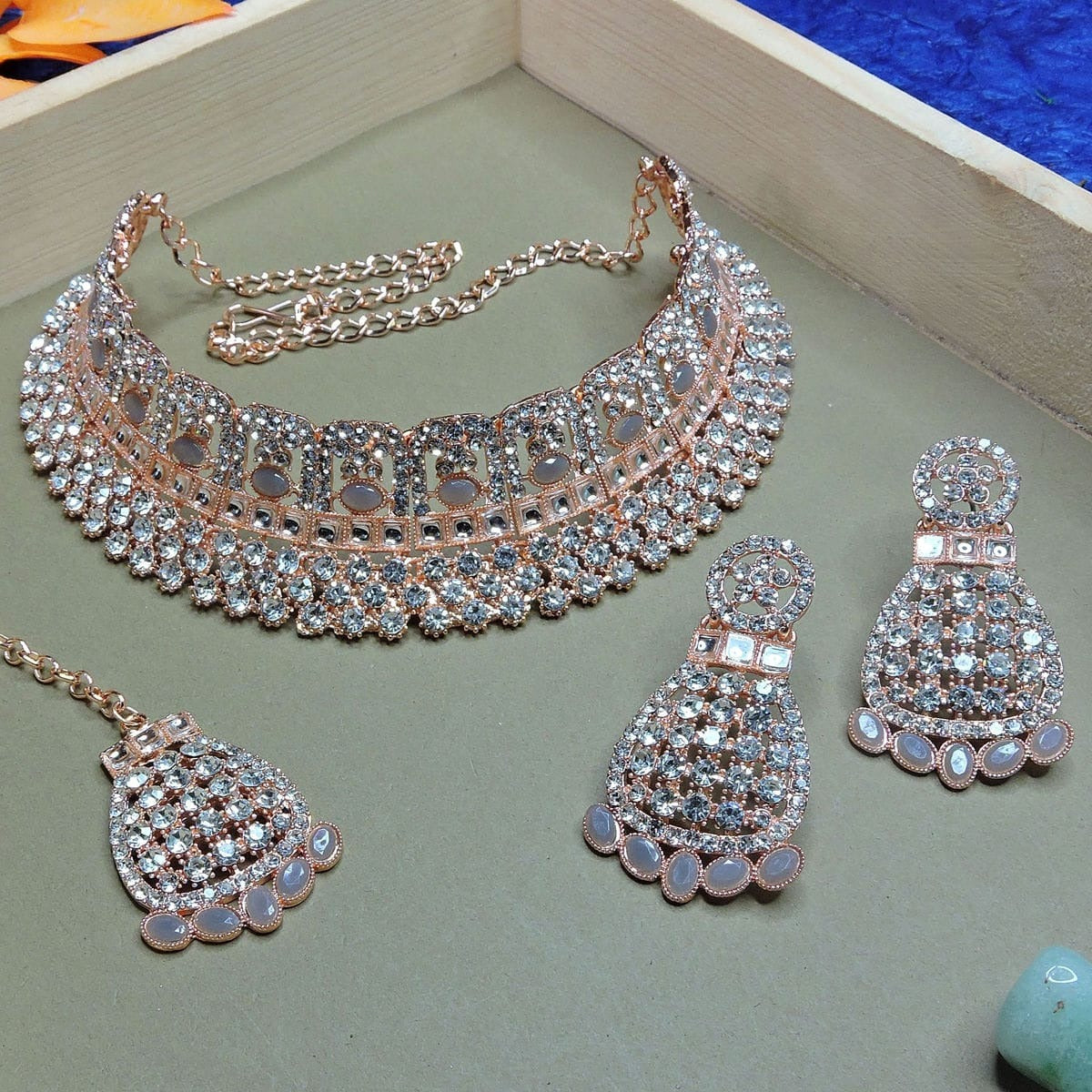 Alloy Choker Necklace Set In Grey Colour NS1250089