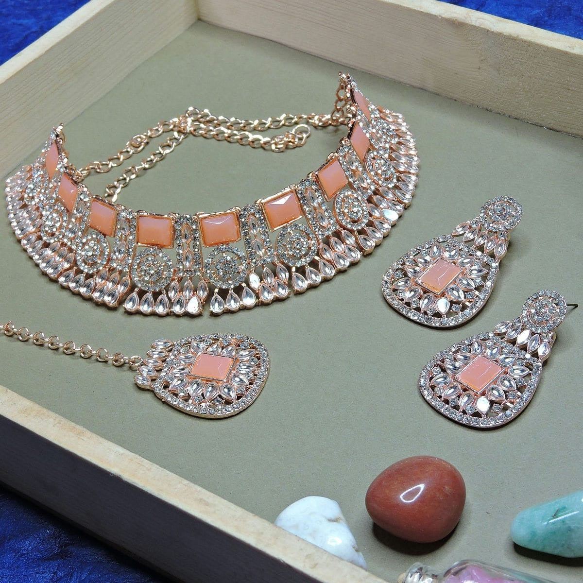 Alloy Choker Necklace Set In Peach Colour NS1250080