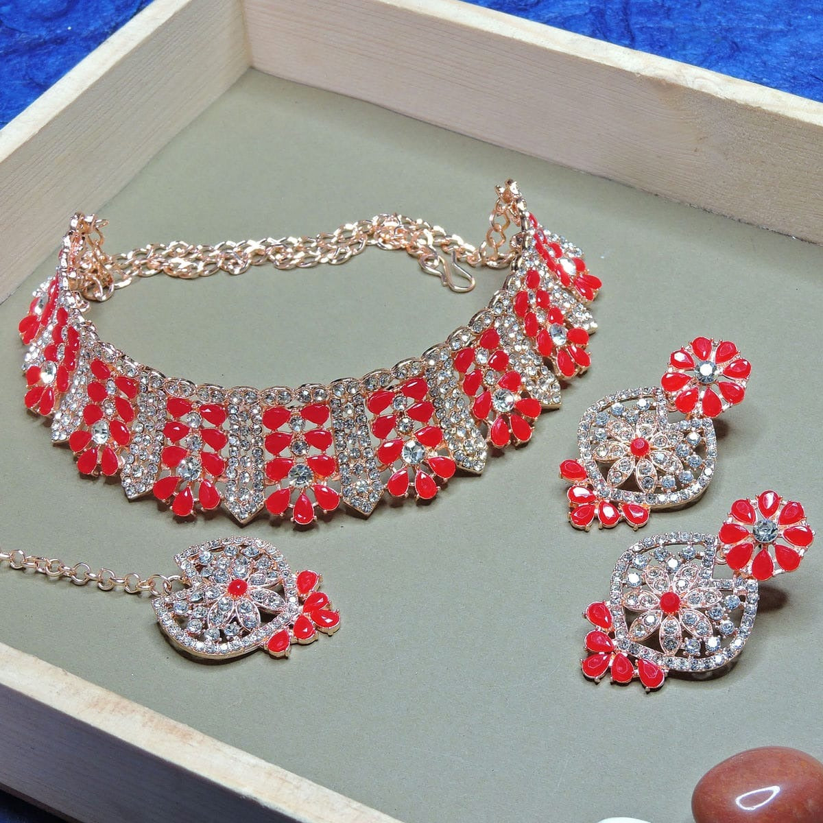 Alloy Choker Necklace Set In Red Colour NS1250134