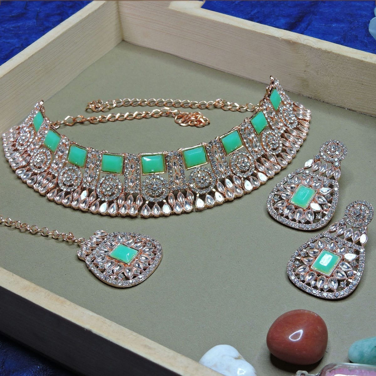 Alloy Choker Necklace Set In Sea Green Colour NS1250078
