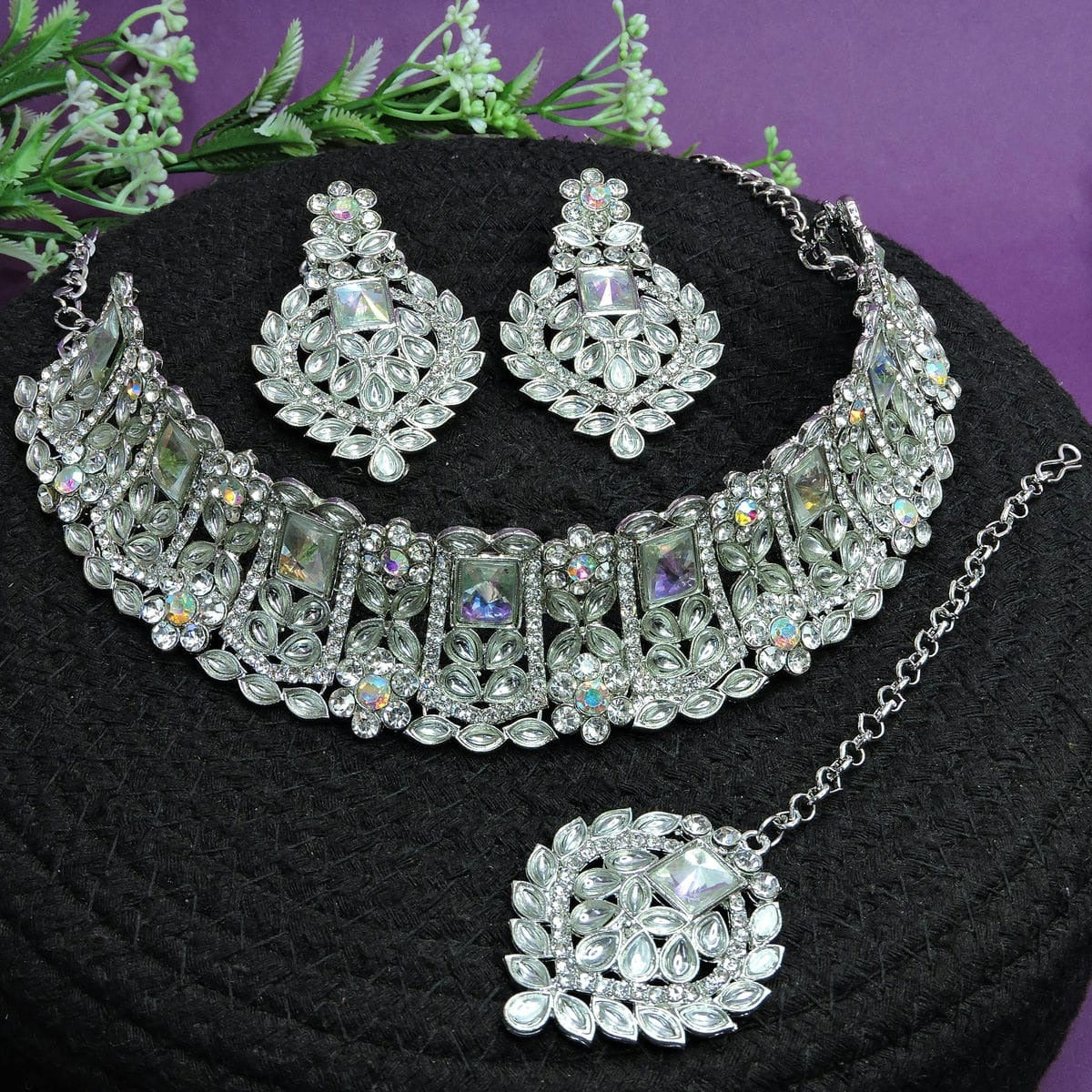 Alloy Choker Necklace Set In White Colour NS1250031