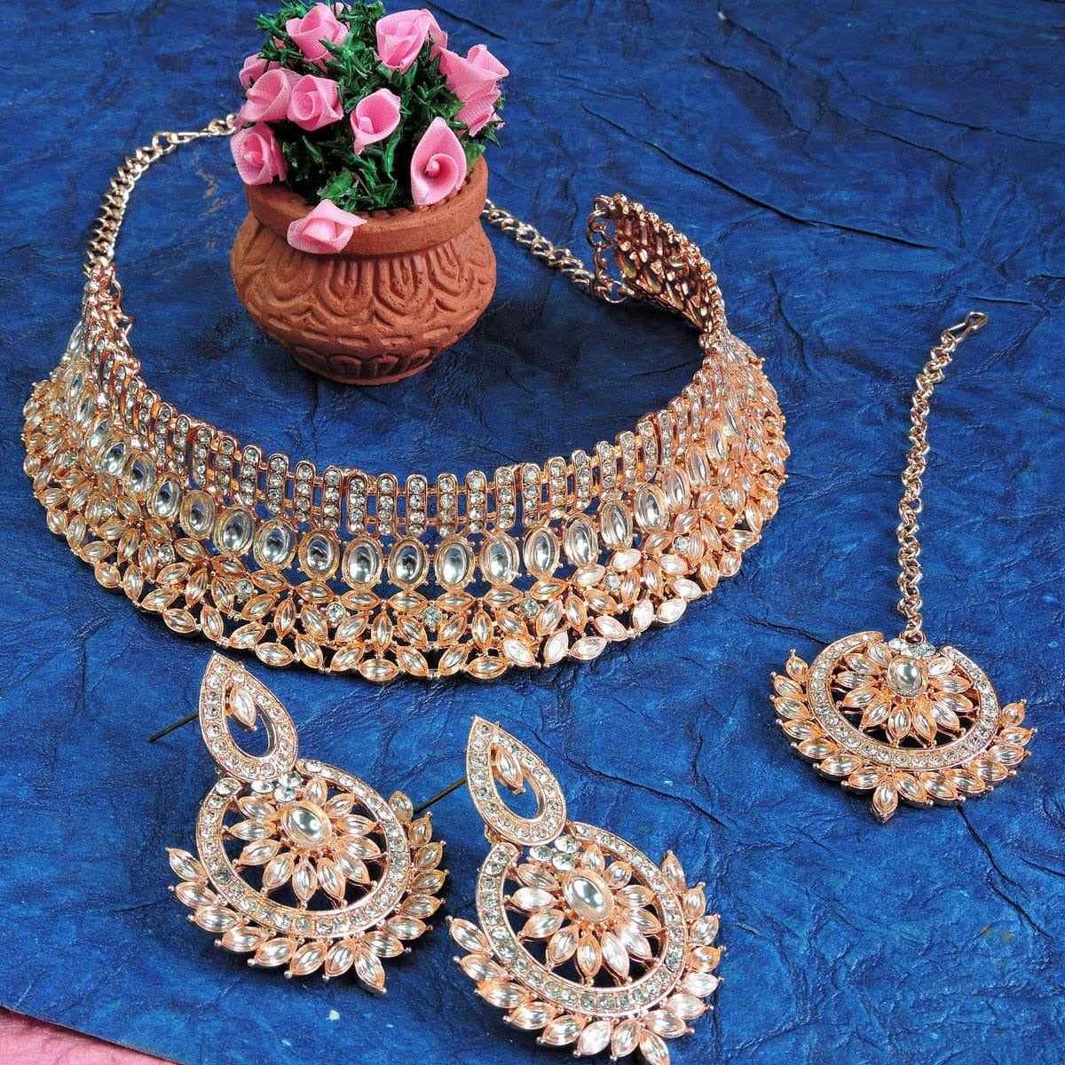 Alloy Choker Necklace Set In White Colour NS1250059