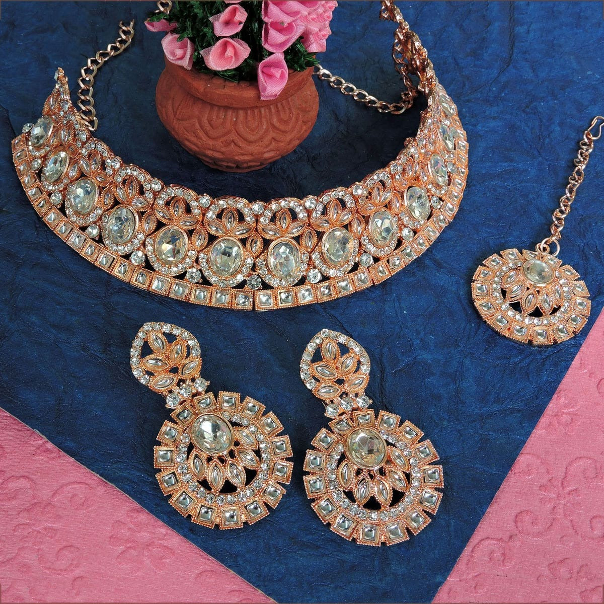 Alloy Choker Necklace Set In White Colour NS1250072