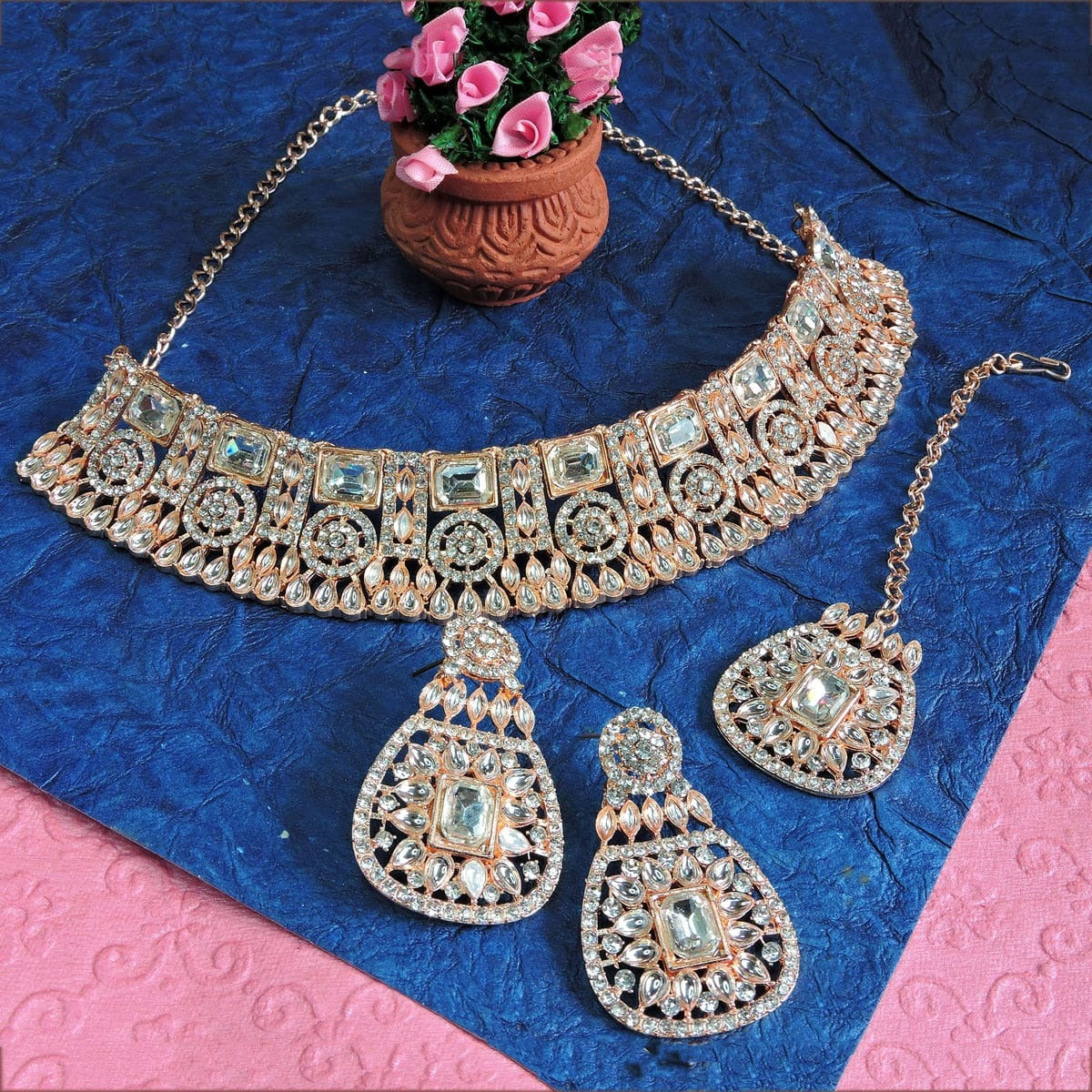 Alloy Choker Necklace Set In White Colour NS1250085