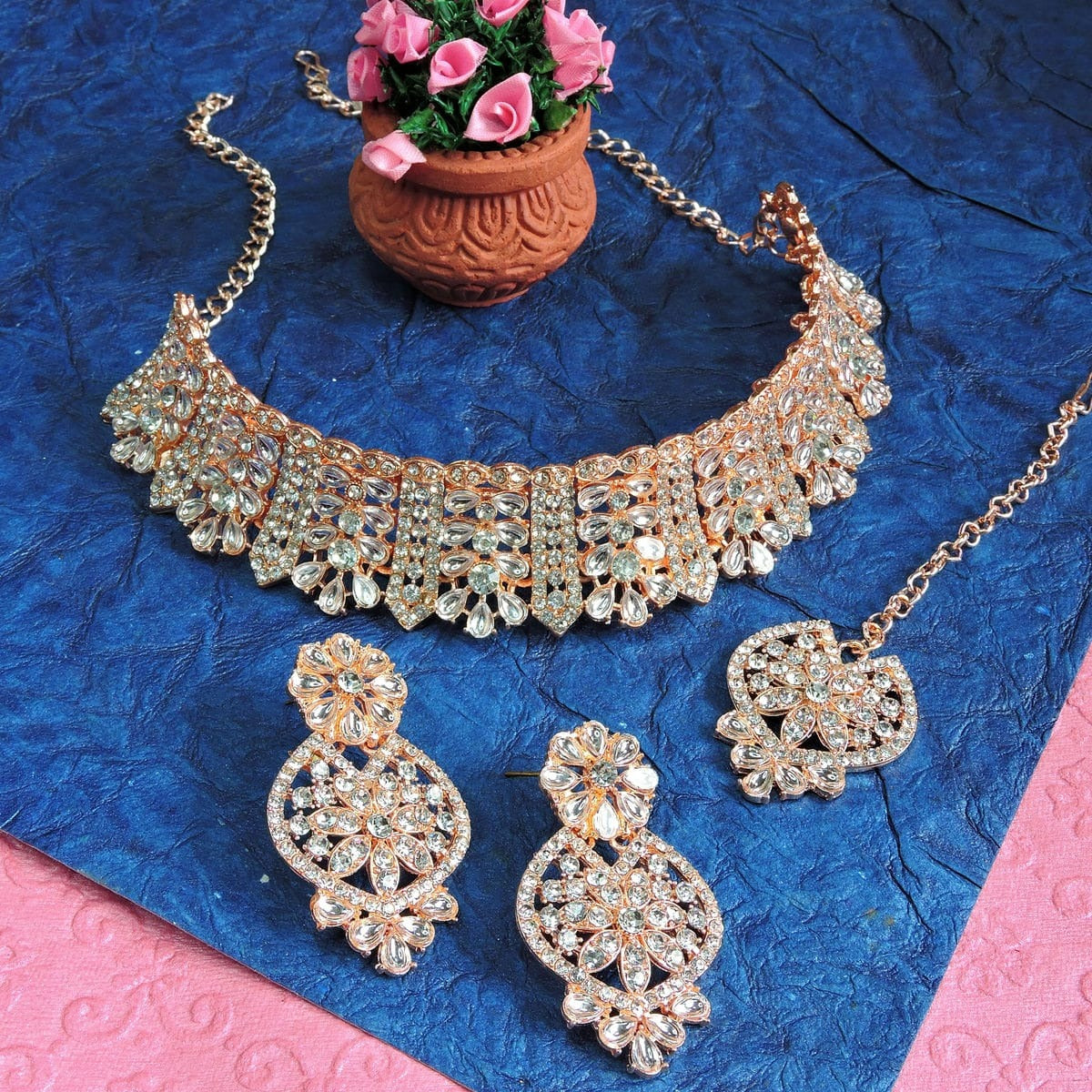 Alloy Choker Necklace Set In White Colour NS1250136