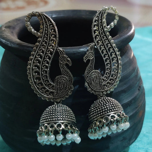 Vastradi Alloy Gold Plated Exclusive Traditional Jhumka in Sliver and White Colour ER1200010